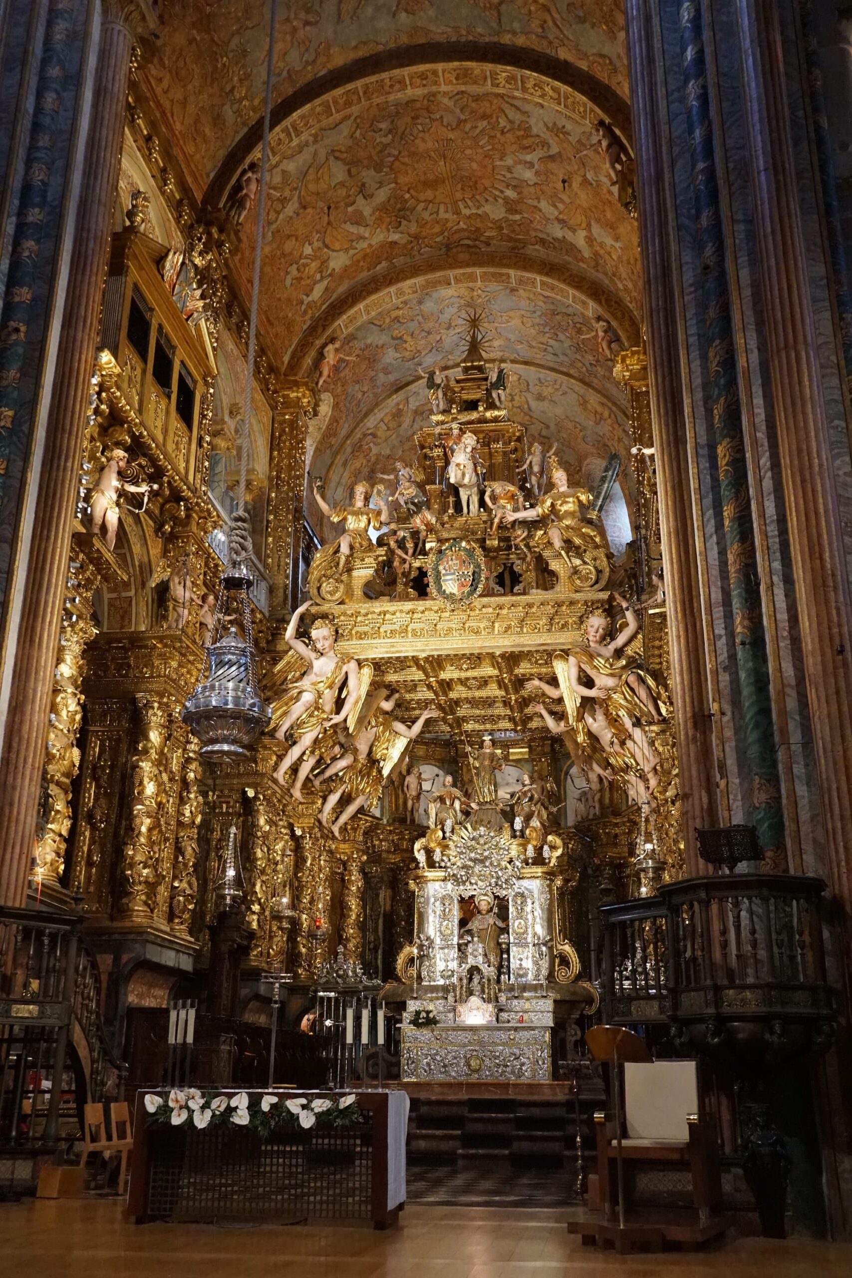 Santiago de Compostela 大教堂內部聖雅各之像，來自世界各地的朝聖者會到教堂裡去擁抱聖雅各的雕像