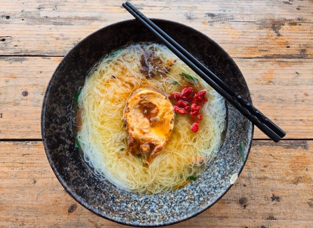 馬祖當地有許多餐廳,都能找的到馬祖老酒麵線等各種老酒美食,老酒加雞蛋,也是溫補身體的聖品