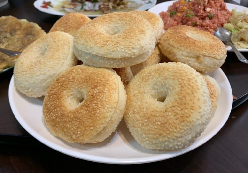 繼光餅,又稱為馬祖漢堡,可以夾肉夾蛋,或是夾蚵仔