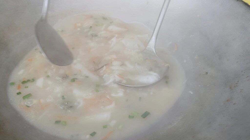 鼎邊糊,把米磨成漿,將所有食材混合煮成湯,然後把米漿涮在鍋邊,迅速煮出一鍋鍋的鼎邊糊,靠海吃飯的馬祖,配料是各種海鮮如各種貝類、季節白肉魚等為湯底。