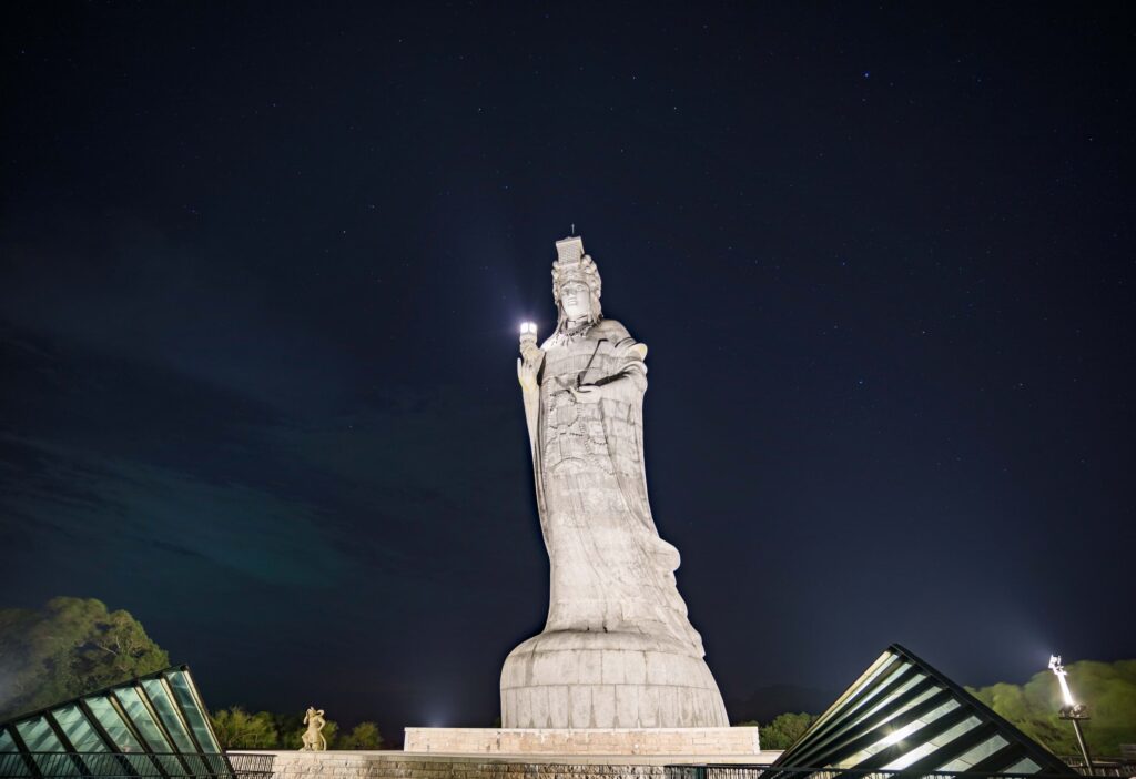 夜晚俯視巨神像