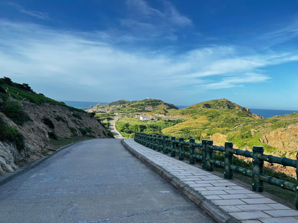 圖: 馬祖列島由花崗岩組成，經由風蝕海蝕 形成各種特殊地形 路也很陡