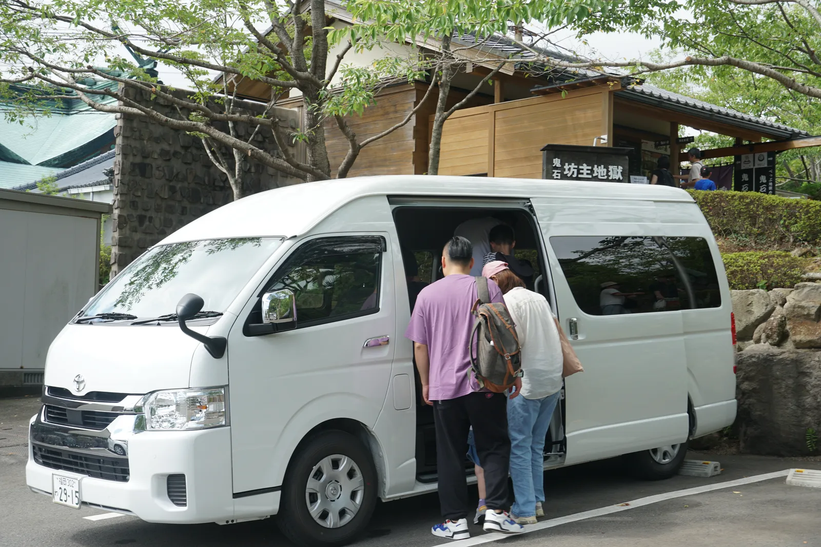 九州親子包車旅行一家人在專車內休息
