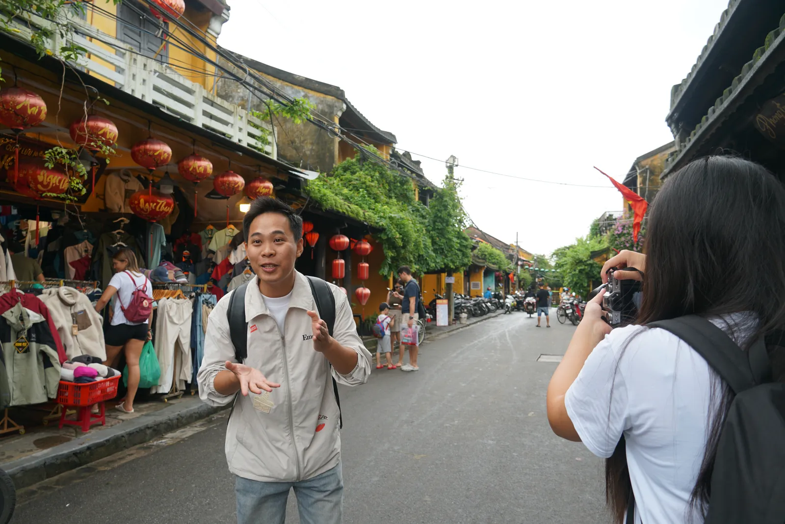 峴港家庭小團中文導遊陪同團員旅遊並協助當地溝通