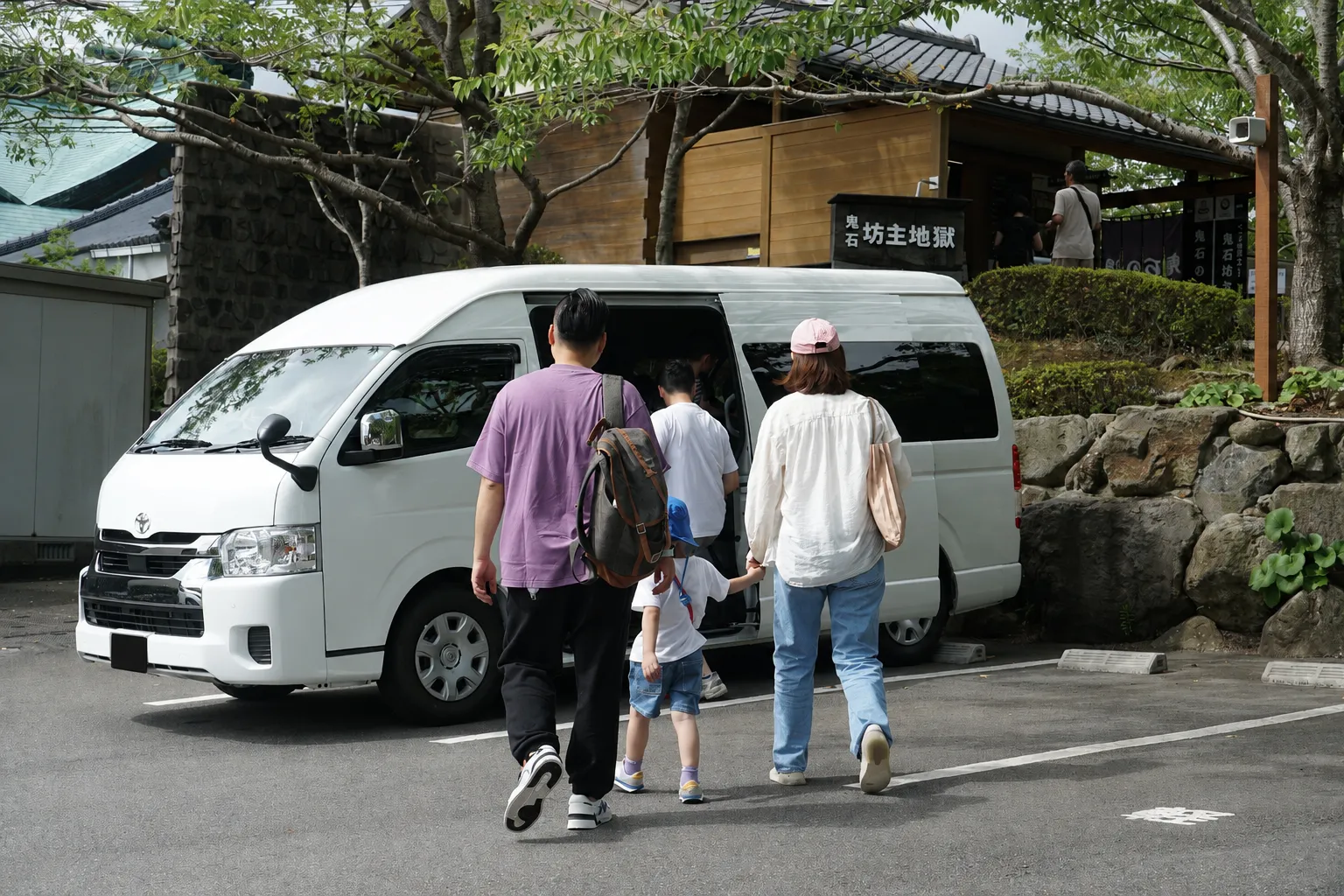 九州親子家庭在包車內休息互動