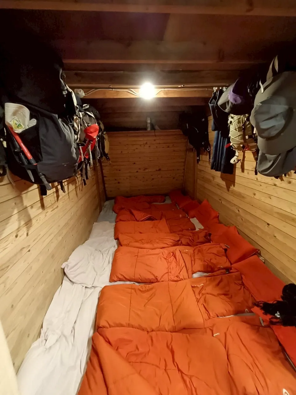 富士山山屋內部共用睡眠床位空間