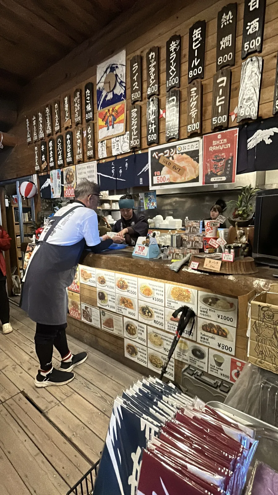 富士山山屋販售飲用水飲料與食物