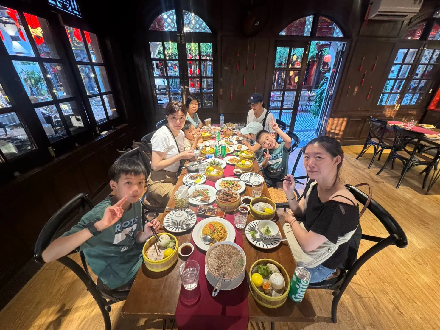 第一次帶爸媽和小孩去峴港的家庭餐廳用餐