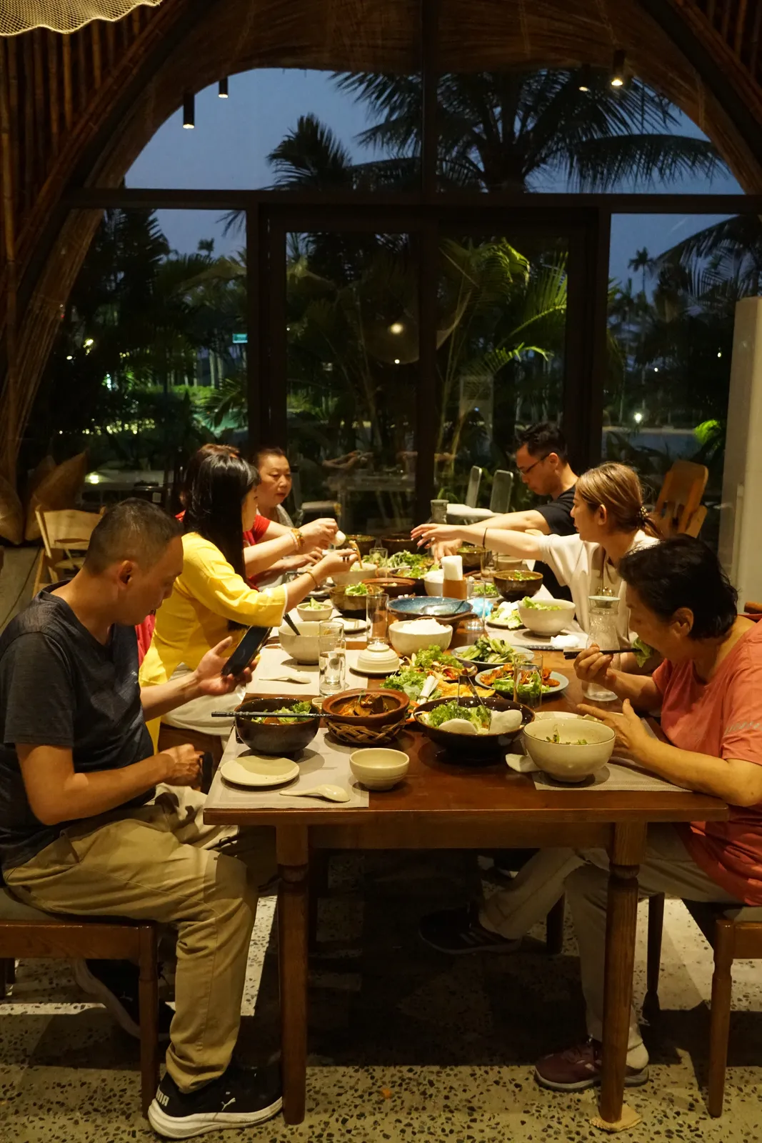 峴港三代家庭海鮮與越南料理用餐