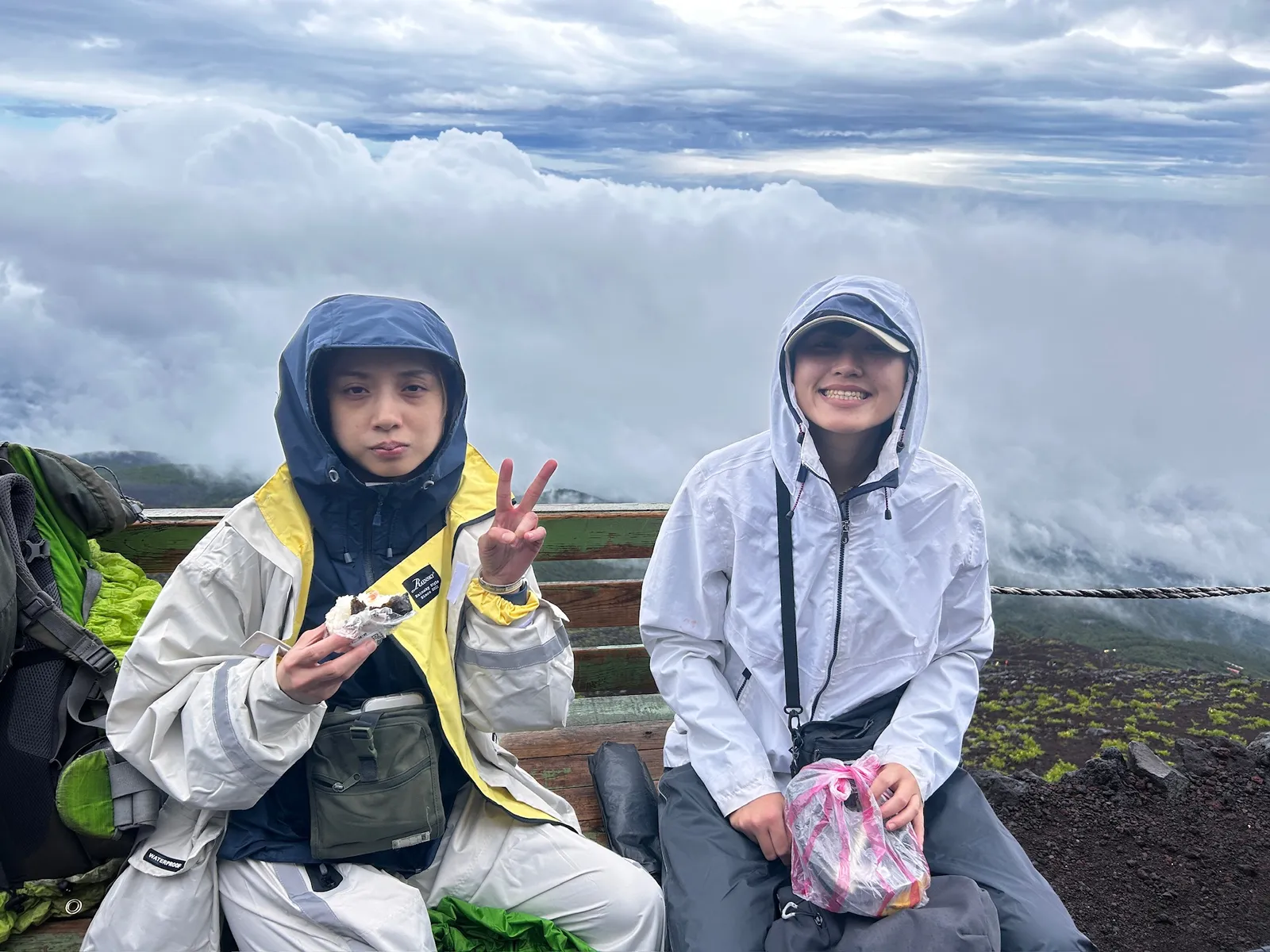 和朋友在富士山上一起吃飯糰