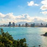 山茶半島俯瞰峴港市區的海岸線.
