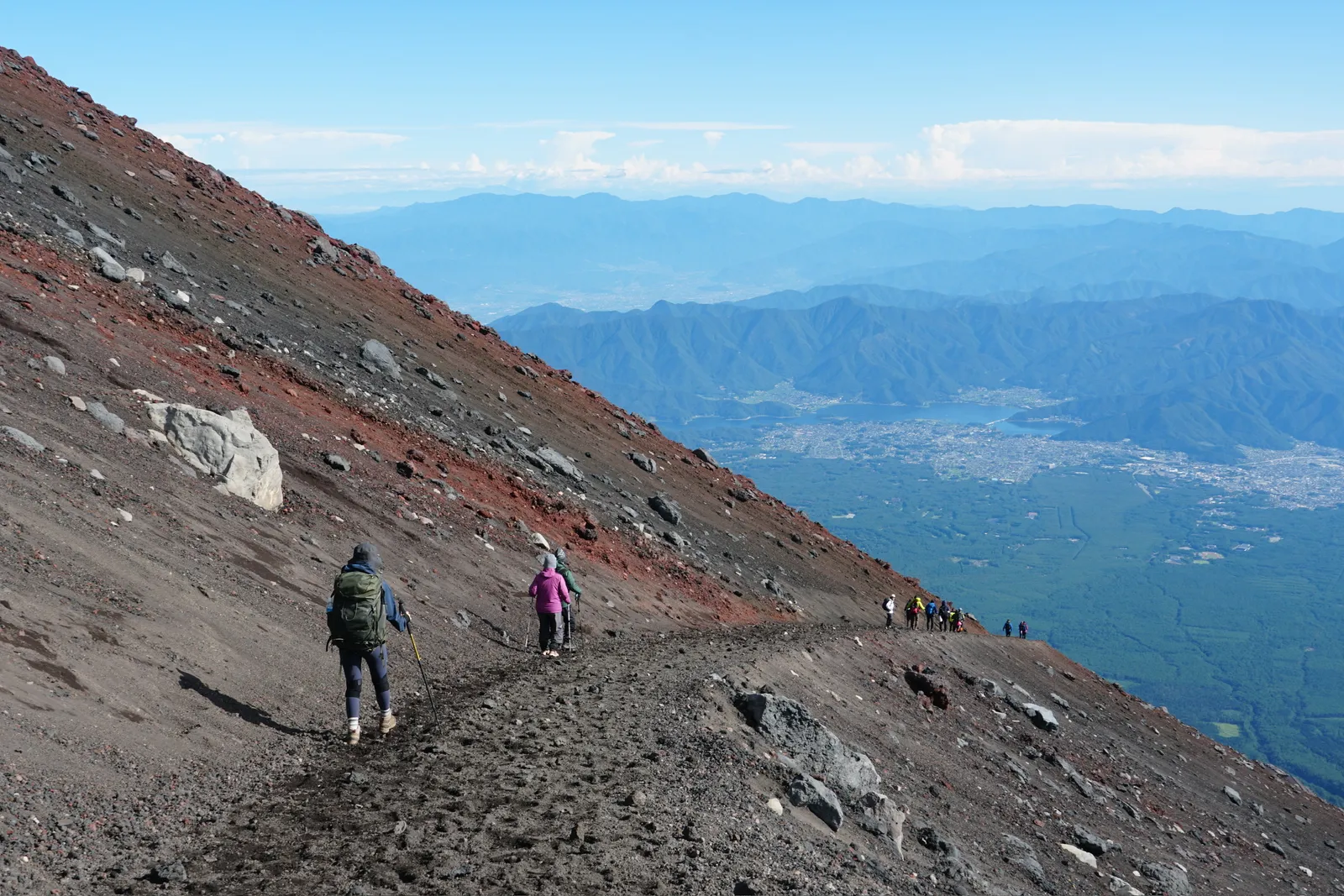 富士山吉田路線下山時的火山碎石坡地形
