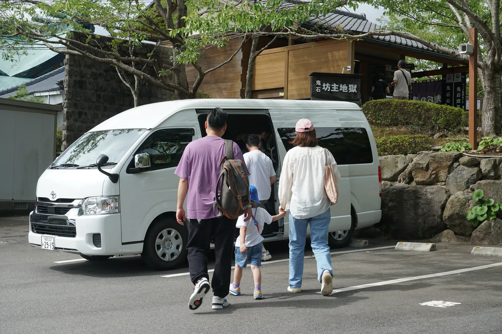 孩子與爸媽搭乘九州包車休息互動