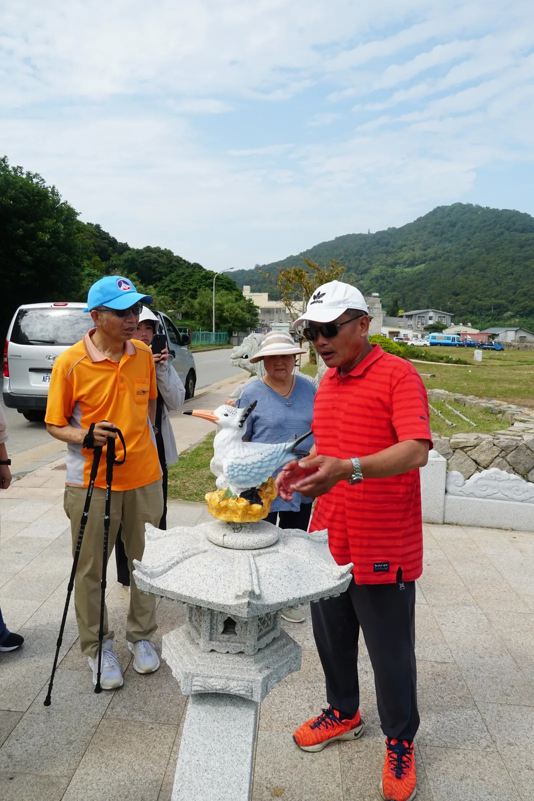 馬祖在地導遊向小團旅客講解戰地歷史與在地故事