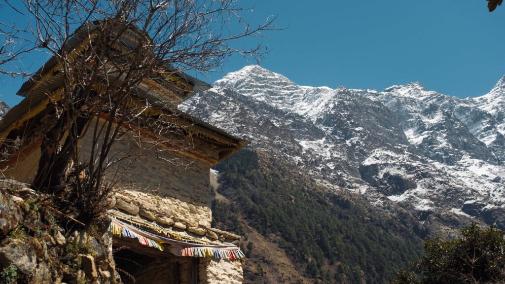 ▲健行時，沿途除了雄偉的雪山外，常可以看見藏式佛塔（Stupa）和飄揚的經幡。