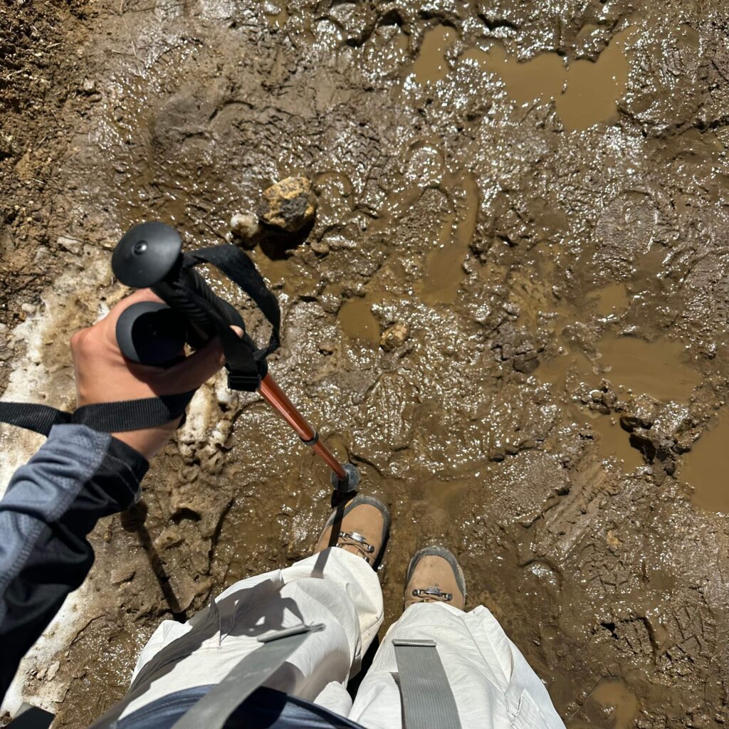 雨後或雪水消融後的路面較濕滑，沿途也會有很多驢隊、牛隻、羊群留下的糞便，要有好腳力也要有好眼力。（但久而久之習慣了其實也沒差了，到水邊沖沖就好）