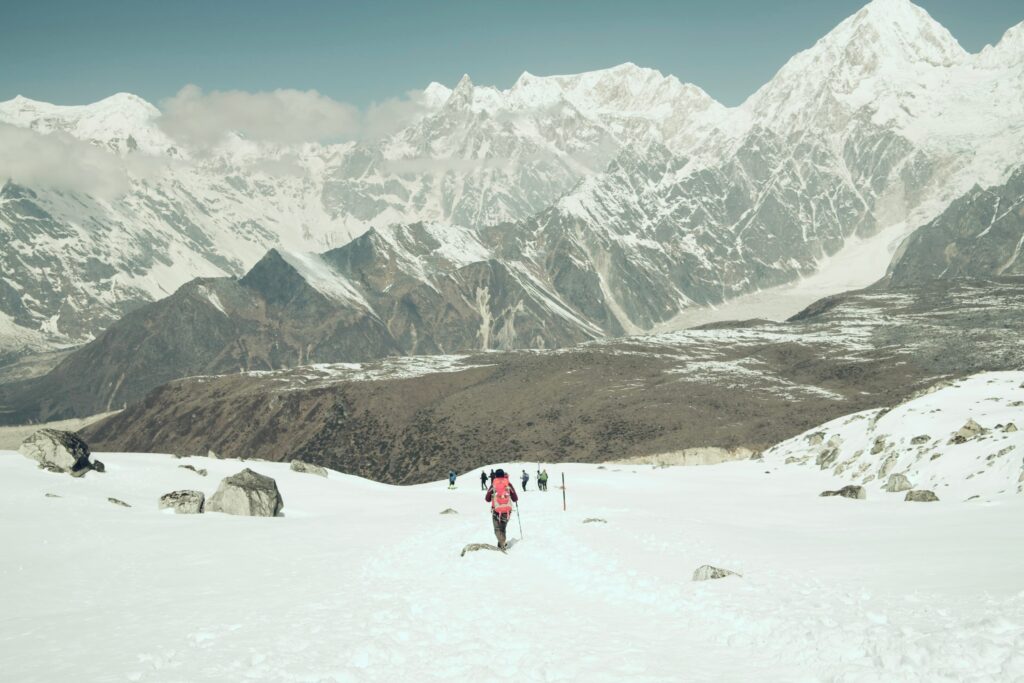 在雪地中從海拔5,000m一路下切到海拔4,000m，每一步都要踩好踩穩，陡下對膝關節是一大挑戰。
