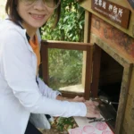 旅人在熊野古道沿線的木製押印站為朝聖手冊蓋章