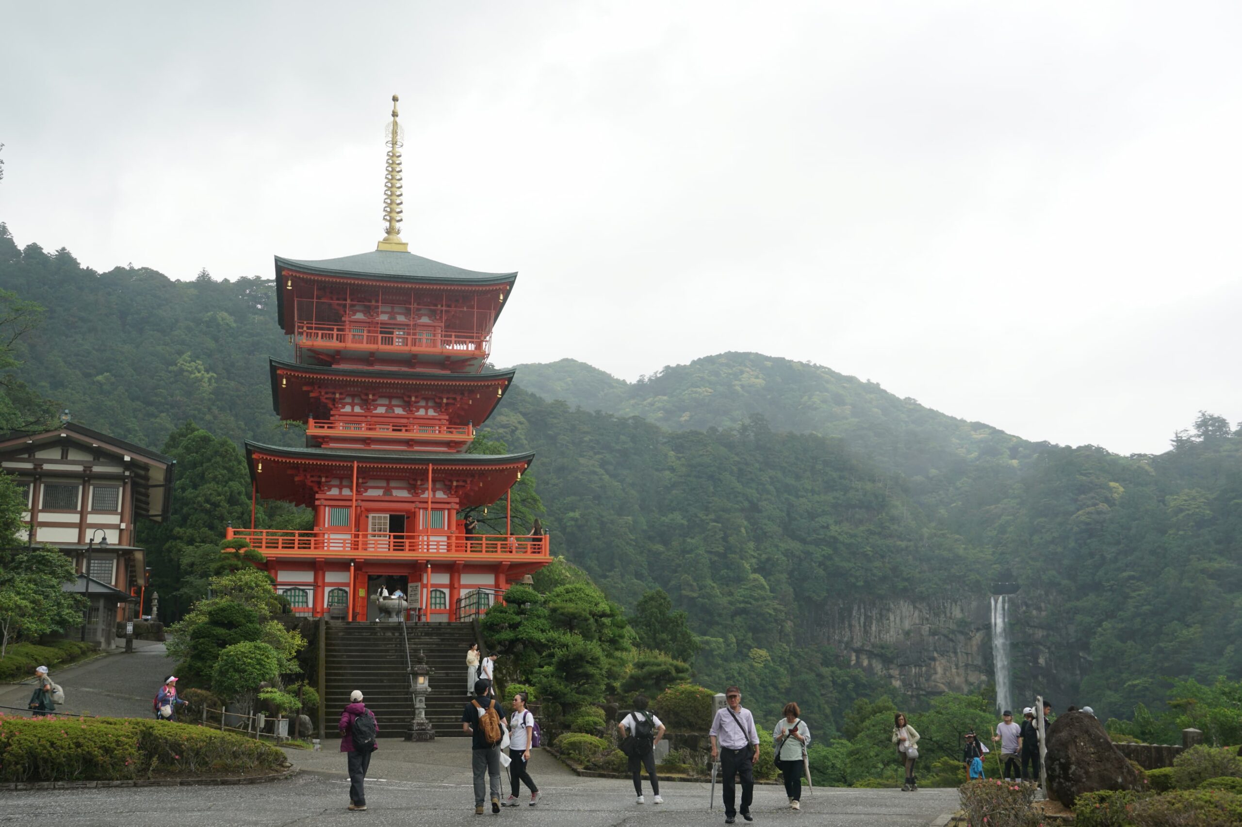 那智山青岸渡寺三重塔與後方山景