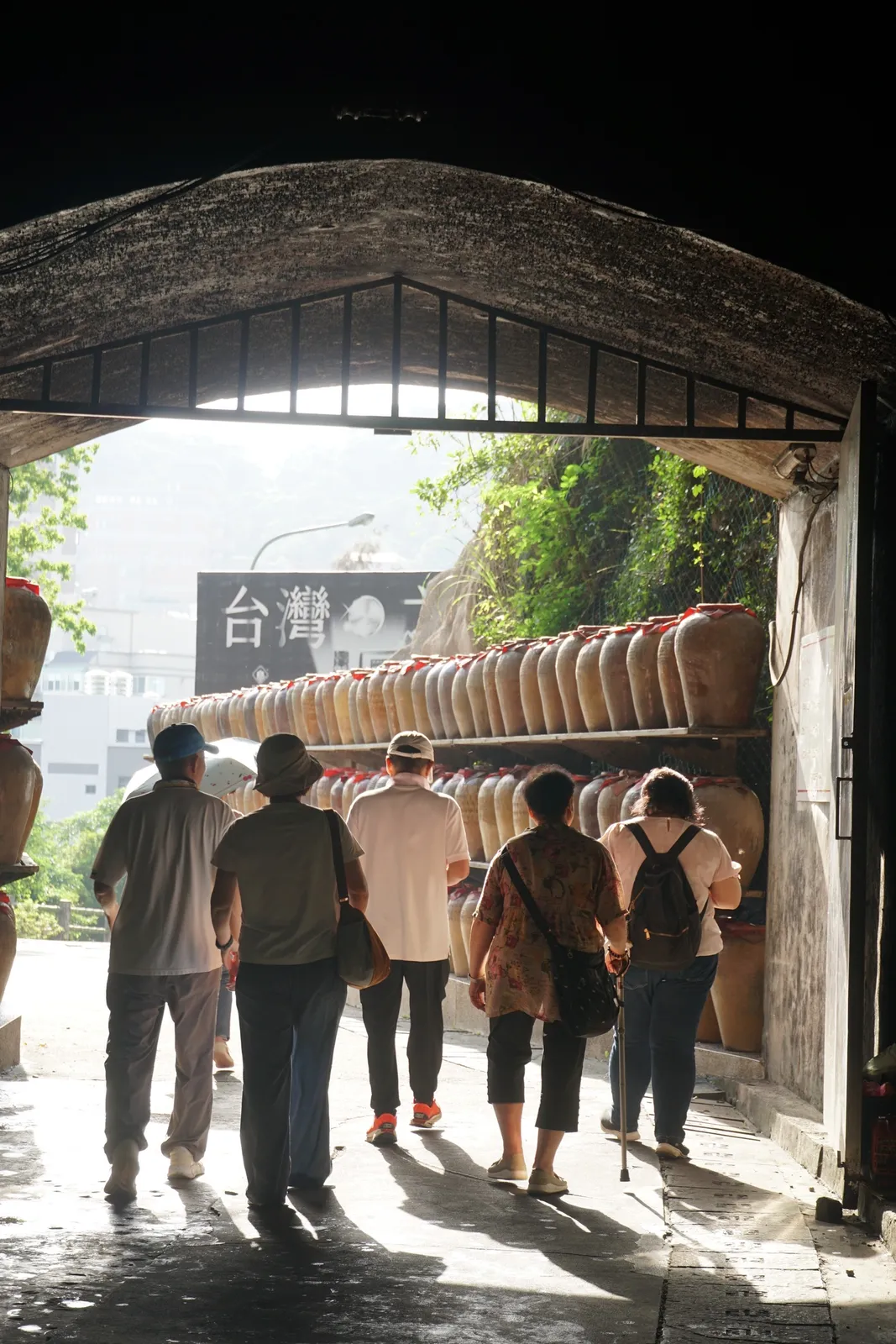 長輩跟著馬祖導遊與小團一起參觀景點