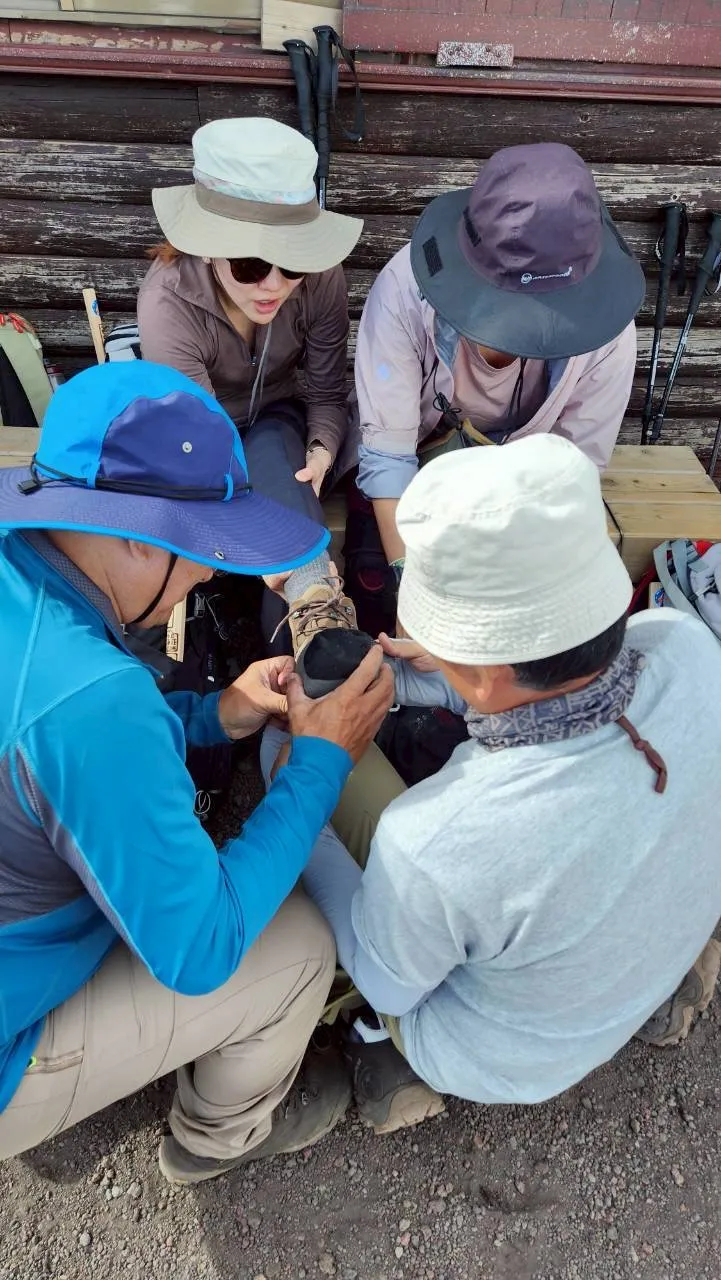 富士山登山途中鞋底脫落後以繃帶緊急固定的真實狀況