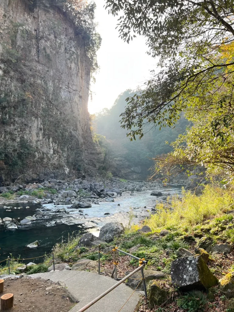 陽光照進峽谷中的溪流
