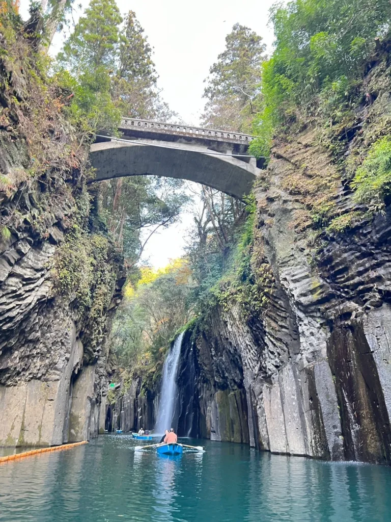 高千穗峽的石橋、溪水與瀑布