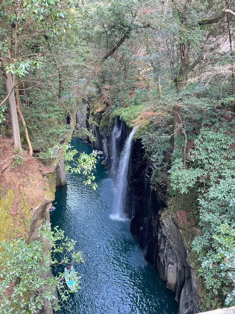 由步道俯瞰高千穗峽的碧綠溪水