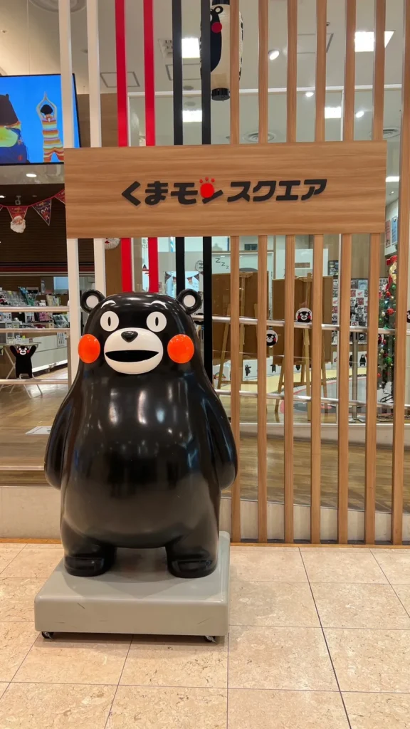 木格柵前的熊本熊雕像