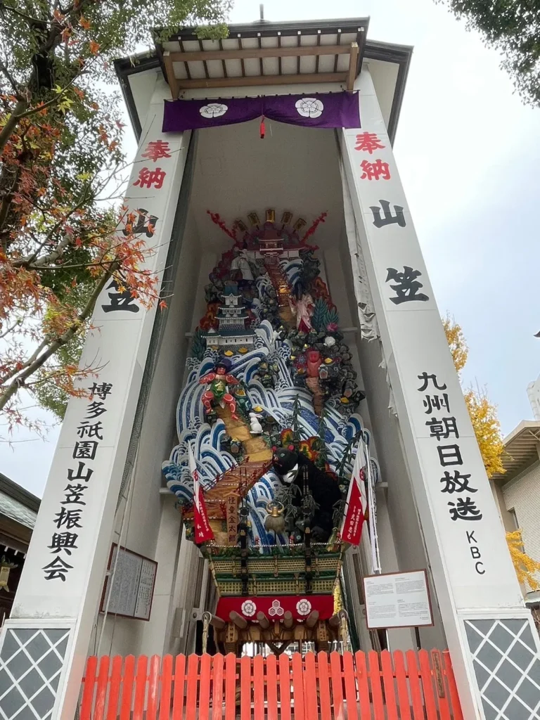 仰望裝飾精細的博多山笠花車