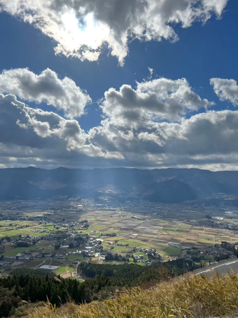 陽光穿過雲層照向阿蘇盆地田園