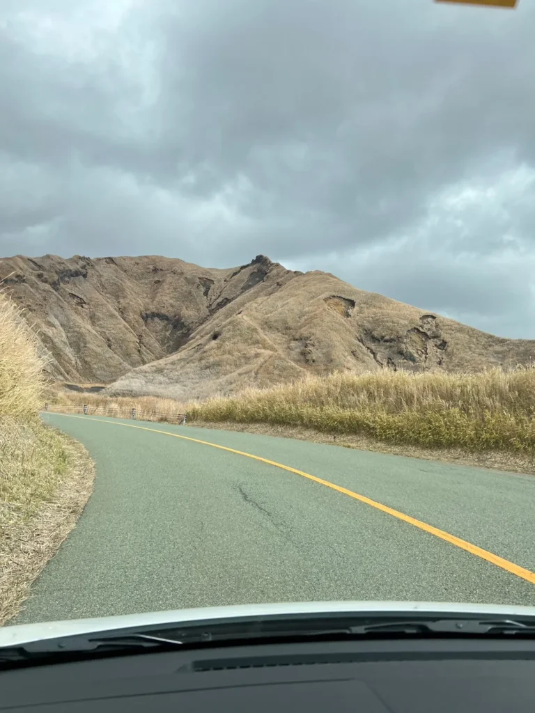 阿蘇山坡間蜿蜒的公路